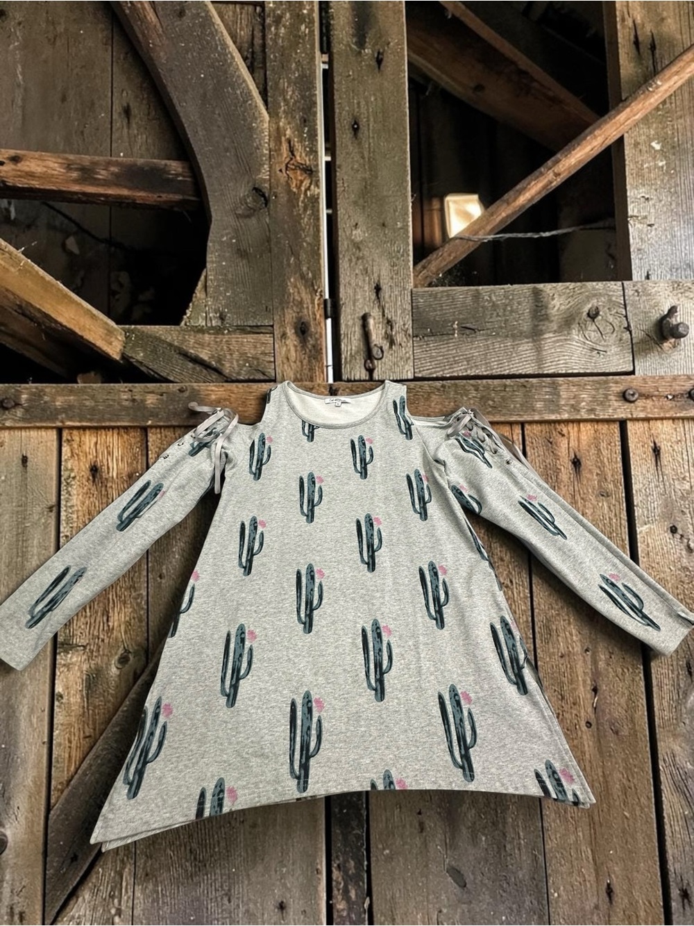 Catchbly Studio Cold Shoulder Long Sleeve Top. Gray/Cactus Print. Size: XL